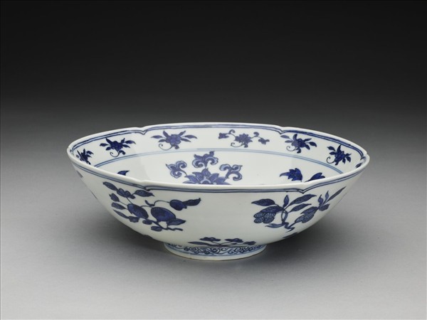 青花四季花果紋葵瓣口碗