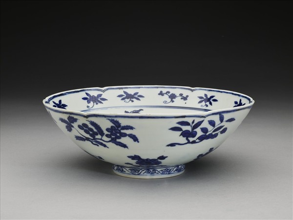 青花四季花果紋葵瓣口碗