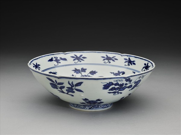 青花四季花果紋葵瓣口碗