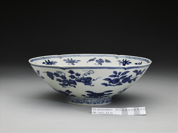 青花四季花果紋葵瓣口碗
