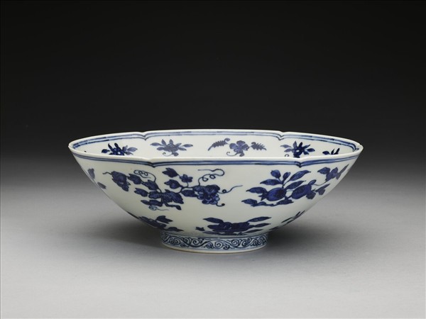 青花四季花果紋葵瓣口碗