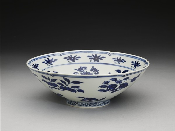 青花四季花果紋葵瓣口碗