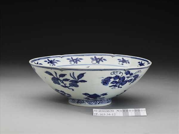 青花四季花果紋葵瓣口碗
