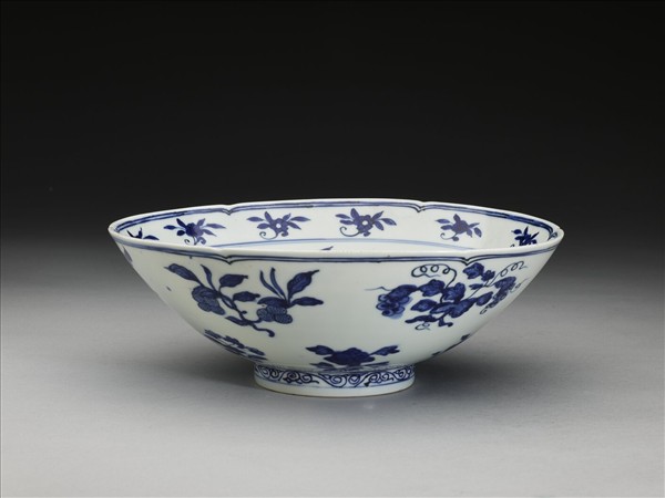 青花四季花果紋葵瓣口碗