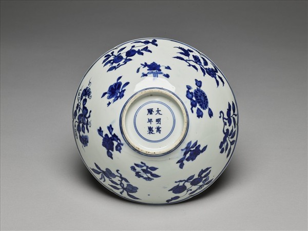 青花四季花果紋葵瓣口碗