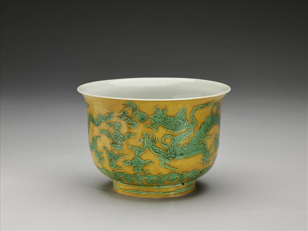 黃地綠彩龍紋仰鐘式碗