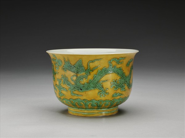 黃地綠彩龍紋仰鐘式碗