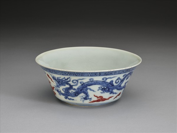 青花描紅雲龍紋碗