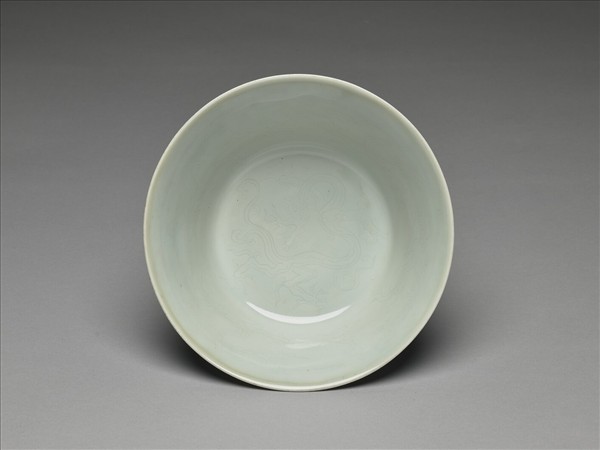 青花描紅雲龍紋碗