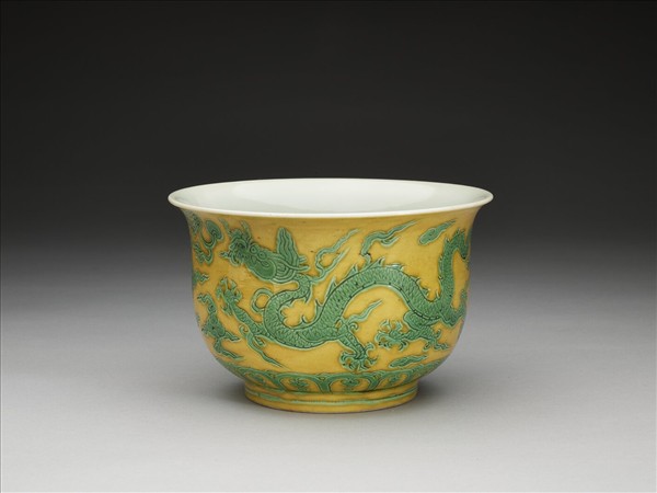 黃地綠彩龍紋仰鐘式碗