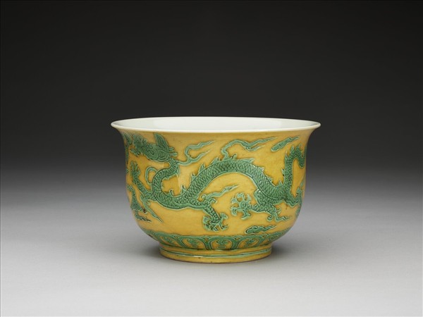 黃地綠彩龍紋仰鐘式碗