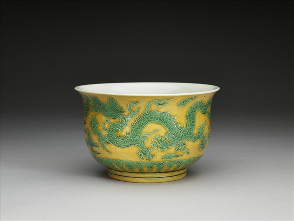 黃地綠彩龍紋仰鐘式碗