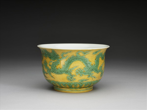 黃地綠彩龍紋仰鐘式碗