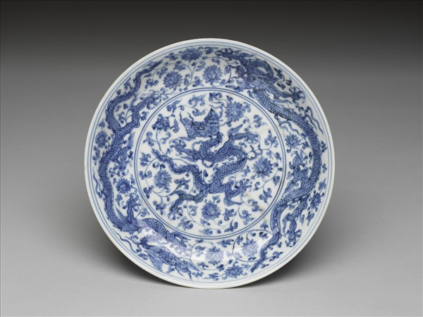 青花穿蓮龍紋盤