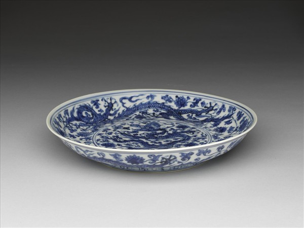 青花穿蓮龍紋盤