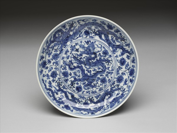 青花穿蓮龍紋盤