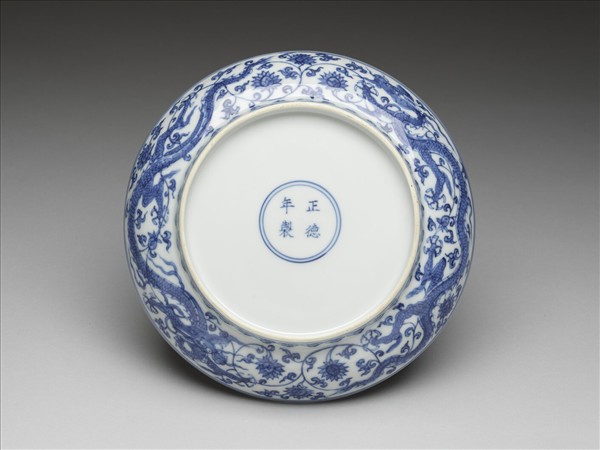 青花穿花龍紋盤