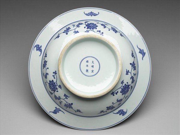 青花番蓮龍鳳紋盤