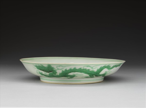 白瓷綠彩雲龍紋盤