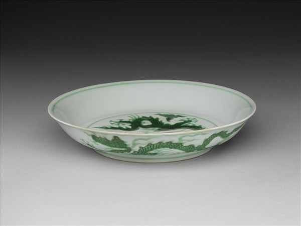 白瓷綠彩雲龍紋盤