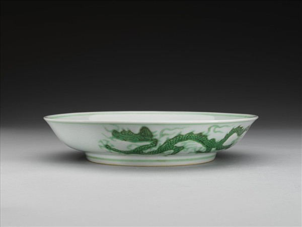 白瓷綠彩雲龍紋盤