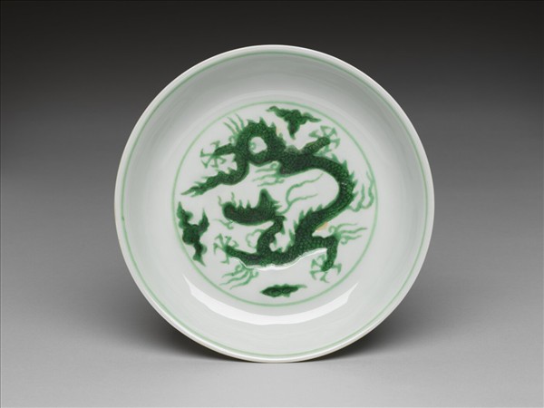 白瓷綠彩雲龍紋盤