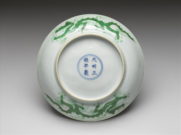 白瓷綠彩雲龍紋盤