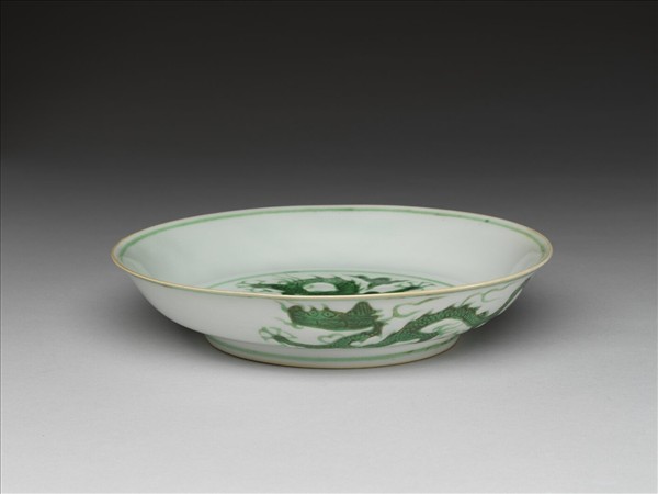 白瓷綠彩雲龍紋盤