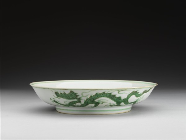 白瓷綠彩雲龍紋盤