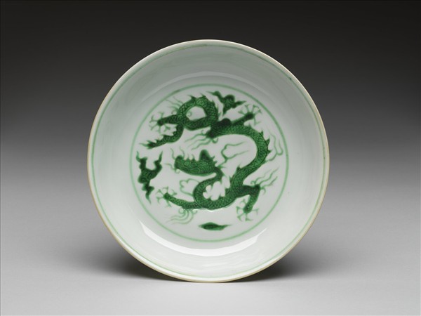 白瓷綠彩雲龍紋盤