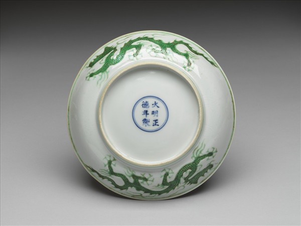 白瓷綠彩雲龍紋盤