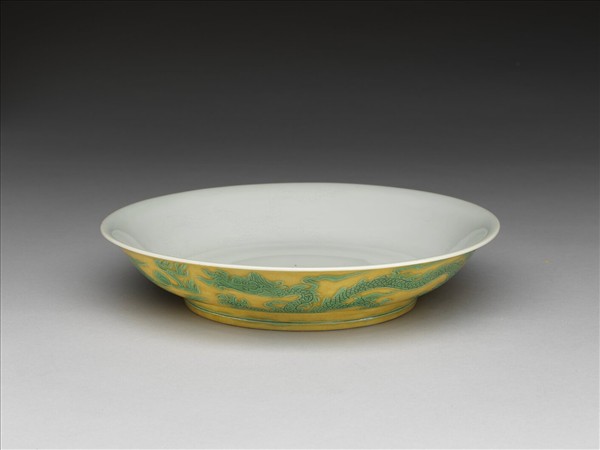 黃地綠彩雙龍戲珠紋盤
