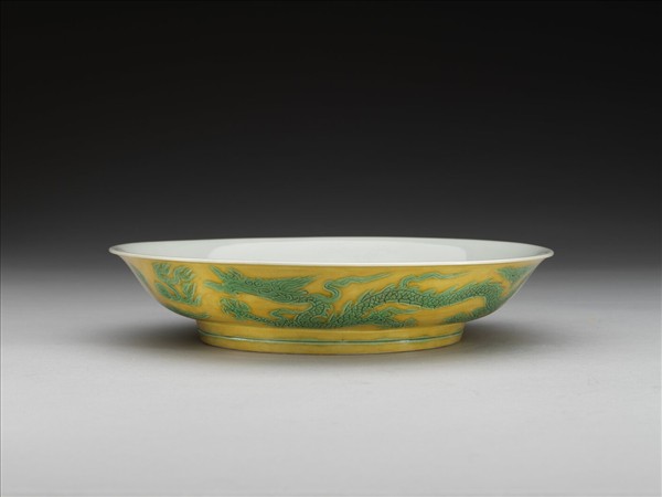 黃地綠彩雙龍戲珠紋盤