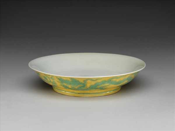 黃地綠彩雙龍戲珠紋盤
