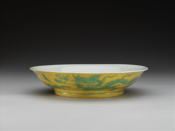 黃地綠彩雙龍戲珠紋盤