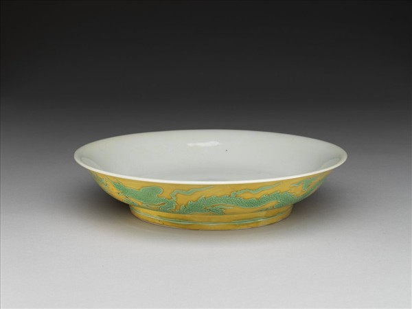 黃地綠彩雙龍戲珠紋盤