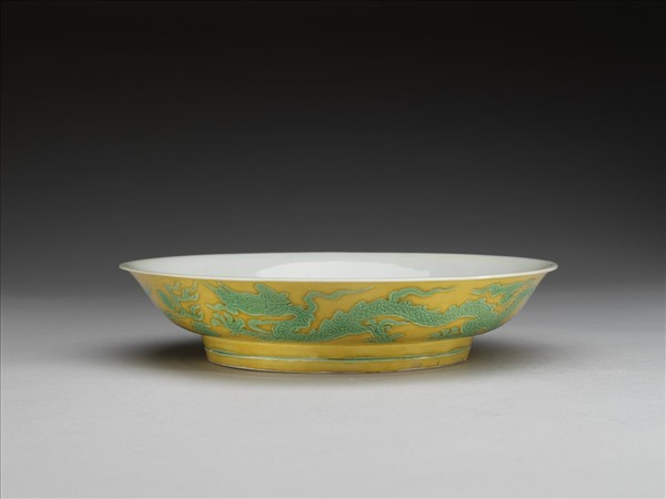 黃地綠彩雙龍戲珠紋盤