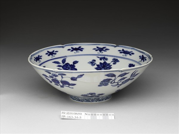 青花四季花果紋葵瓣口碗