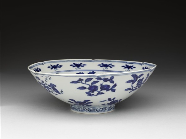 青花四季花果紋葵瓣口碗