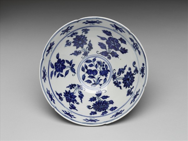 青花四季花果紋葵瓣口碗