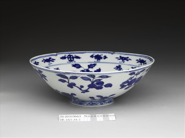 青花四季花果紋葵瓣口碗