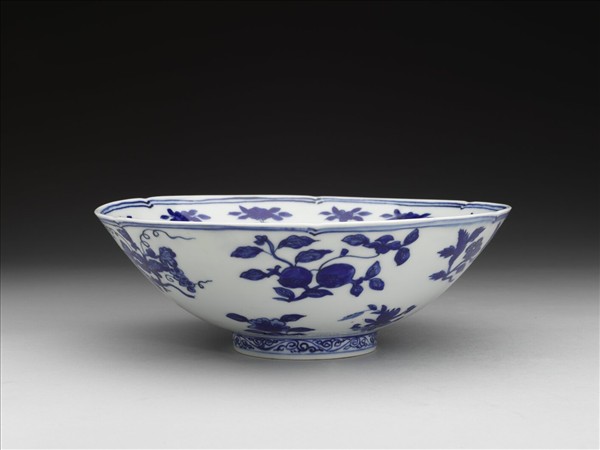 青花四季花果紋葵瓣口碗