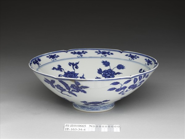 青花四季花果紋葵瓣口碗