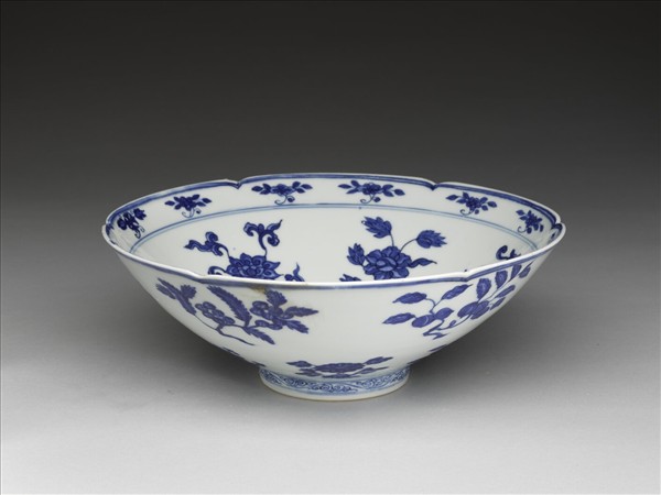 青花四季花果紋葵瓣口碗