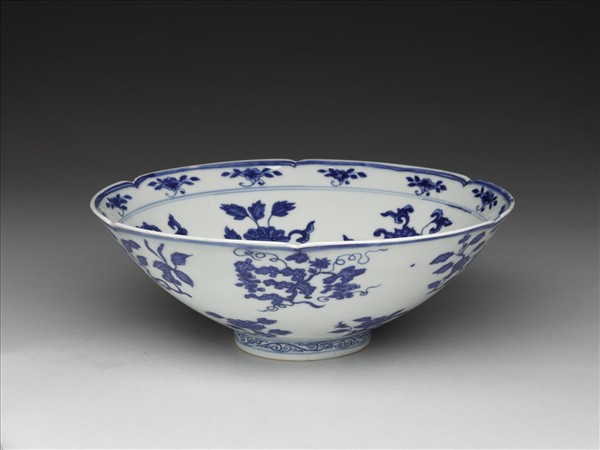 青花四季花果紋葵瓣口碗