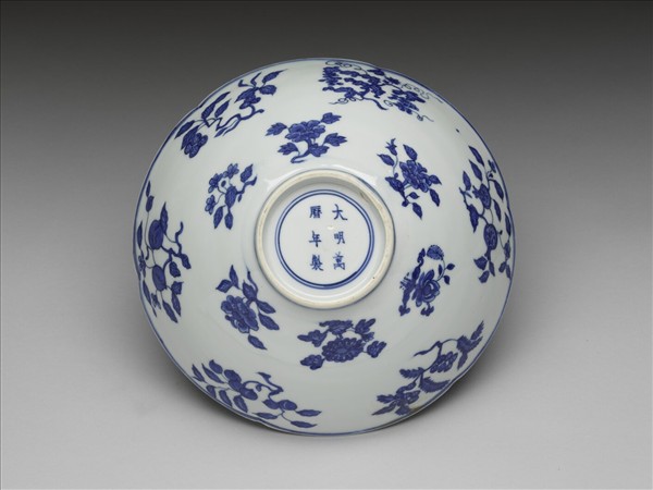 青花四季花果紋葵瓣口碗