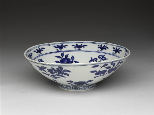 青花四季花果紋葵瓣口碗