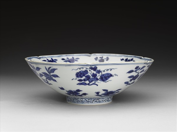 青花四季花果紋葵瓣口碗