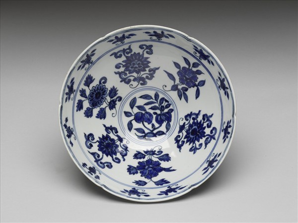 青花四季花果紋葵瓣口碗