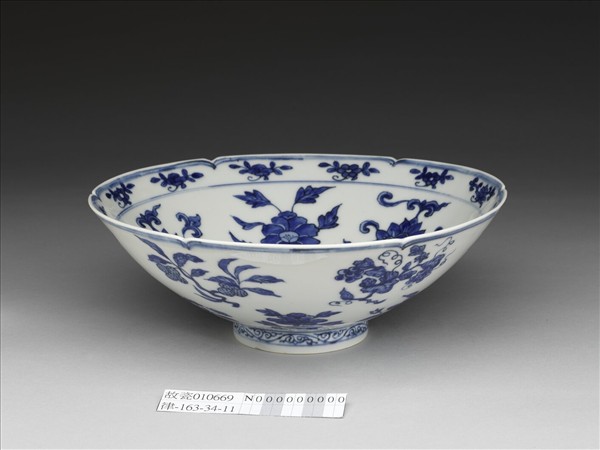 青花四季花果紋葵瓣口碗